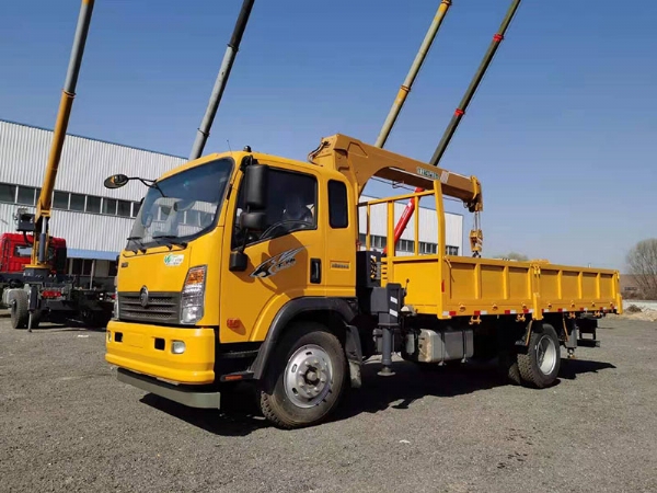 重汽5.4米貨箱6.3噸隨車(chē)吊